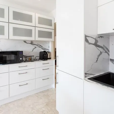 L28 Californie 1min Walk Sea 3bdr/ Ac & Balcony