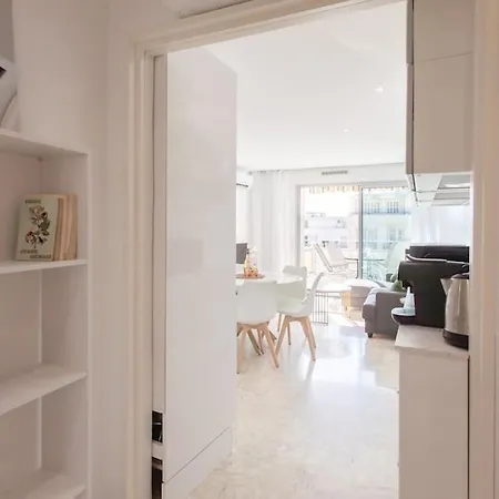 L28 Californie 1min Walk Sea 3bdr/ Ac & Balcony Apartment *